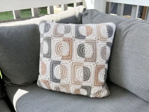 Half Moon Modern Crochet Pillow Pattern - JSPCREATE